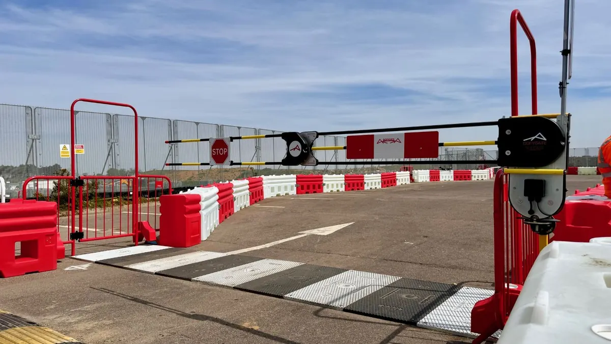 Video: Dofygate 4 automatic traffic barrier opening at a pedestrian crossing